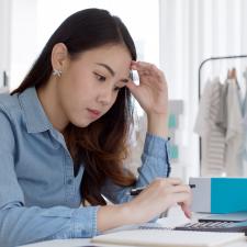 Young businesswoman looking at computer - Business drivers